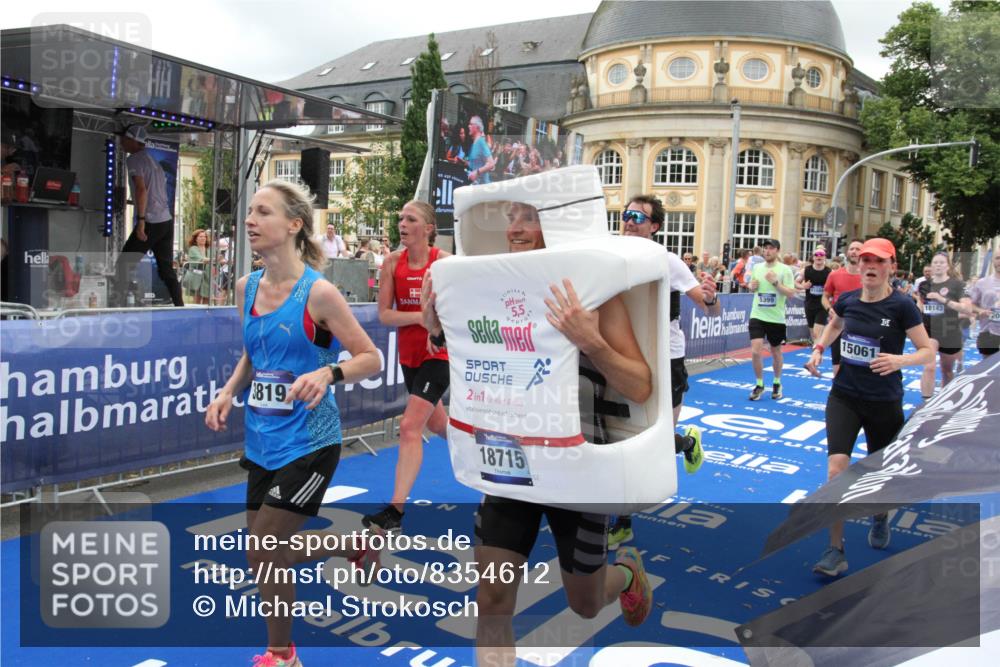 29.06.2025 - hella hamburg halbmarathon Michael Strokosch http://msf.ph/oto/8354612 29.06.2025 10:53:44 Ziel 1502, 2058, 2082, 2518, 2630, 3819, 5399, 6762, 8335, 10549, 10895, 11588, 11589, 11604, 12632, 13865, 14702, 14818, 15061, 15441, 15856, 16092, 17482, 18143, 18514, 18666, 18715 meine-sportfotos.de