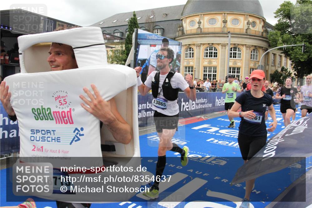 29.06.2025 - hella hamburg halbmarathon Michael Strokosch http://msf.ph/oto/8354637 29.06.2025 10:53:44 Ziel 1502, 2058, 2082, 2518, 2630, 3819, 5399, 6762, 8335, 10549, 10895, 11588, 11589, 11604, 12632, 13865, 14702, 14818, 15061, 15441, 15856, 16092, 17482, 18143, 18514, 18666, 18715 meine-sportfotos.de