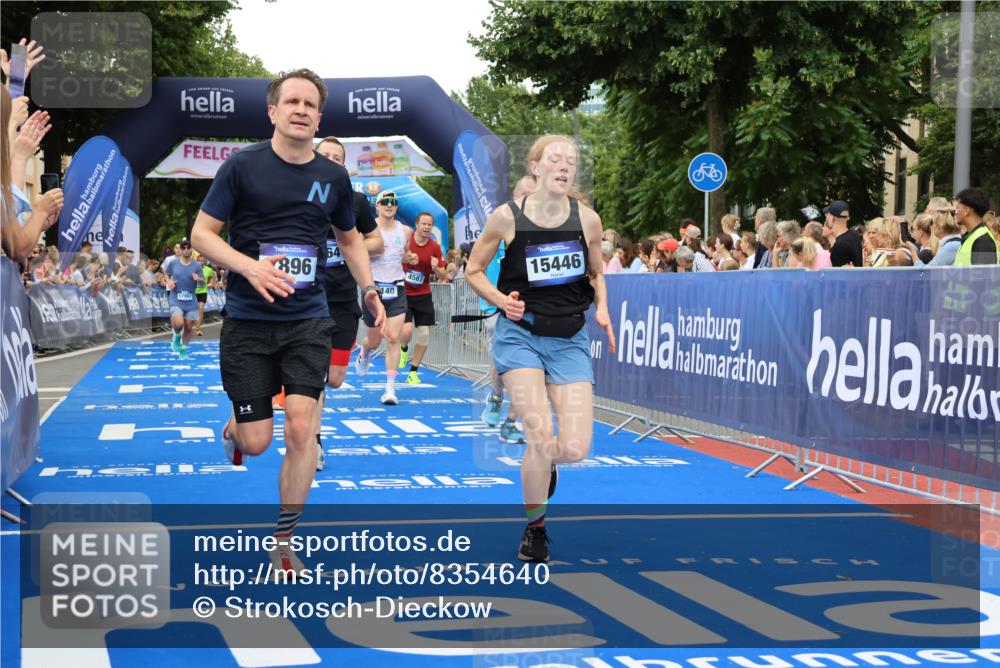 29.06.2025 - hella hamburg halbmarathon Strokosch-Dieckow http://msf.ph/oto/8354640 29.06.2025 10:52:18 Ziel 4140, 4419, 4587, 4837, 5032, 5087, 5482, 6164, 7896, 9074, 9876, 12135, 13015, 13211, 13707, 14300, 15144, 15275, 15446, 16003, 16591, 17130, 17773, 17997, 18475 meine-sportfotos.de