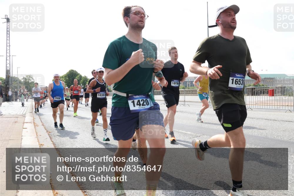 29.06.2025 - hella hamburg halbmarathon Lena Gebhardt http://msf.ph/oto/8354647 29.06.2025 10:01:18 Lombardsbrücke 2006, 18355, 10383, 1420, 18796, 16530, 1130, 1387, 1420, 1722, 1724, 1726, 2006, 2091, 2167, 2354, 2363, 2490, 2936, 3199, 3425, 3625, 3663, 3740, 4068, 4238, 4249, 4319, 4322, 4370, 4616, 4649, 4708, 5033, 5547, 5570, 5675, 5870, 6087, 6147, 6281, 0000, 6302, 6487, 6531, 6591, 6714, 6757, 6835, 6921, 6924, 7287, 7658, 7757, 7759, 7761, 7846, 8030, 8045, 8046, 8191, 8255, 8326, 8392, 8691, 8822, 8923, 9124, 9932, 10188, 10271, 10281, 10301, 10383, 10576, 11043, 11465 meine-sportfotos.de