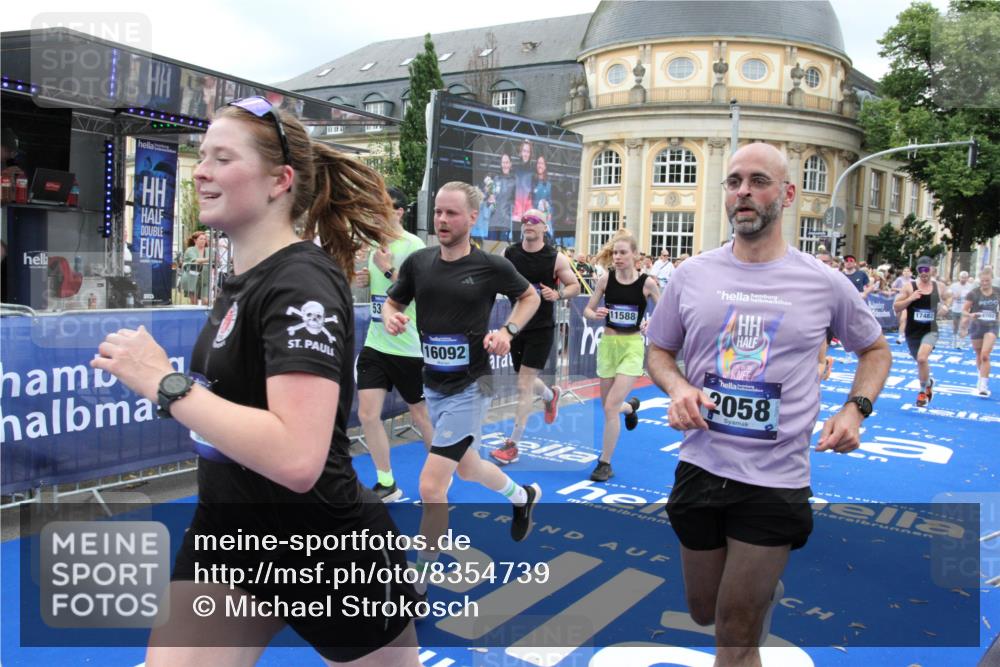 29.06.2025 - hella hamburg halbmarathon Michael Strokosch http://msf.ph/oto/8354739 29.06.2025 10:53:46 Ziel 2058, 2082, 2518, 2630, 3819, 5399, 5607, 6877, 7177, 8285, 8335, 10895, 11588, 11589, 11604, 12632, 13865, 14702, 14818, 15061, 15441, 16092, 17482, 18143, 18514, 18715 meine-sportfotos.de