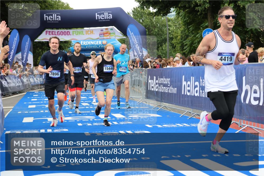 29.06.2025 - hella hamburg halbmarathon Strokosch-Dieckow http://msf.ph/oto/8354754 29.06.2025 10:52:17 Ziel 4140, 4419, 4587, 4837, 5032, 5087, 5482, 6164, 6897, 7896, 9074, 9082, 12135, 13211, 13707, 14300, 15144, 15275, 15446, 16003, 16320, 16591, 17130, 17773, 17997, 18475 meine-sportfotos.de