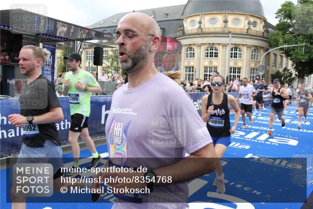 29.06.2025 - hella hamburg halbmarathon Michael Strokosch http://msf.ph/oto/8354768 29.06.2025 10:53:47 Ziel 1422, 2058, 2082, 2518, 5399, 5607, 6877, 7177, 8285, 8335, 10529, 10895, 11588, 11589, 11604, 13865, 14702, 14818, 15061, 15441, 16092, 17482, 17740, 18143, 18249, 18514 meine-sportfotos.de