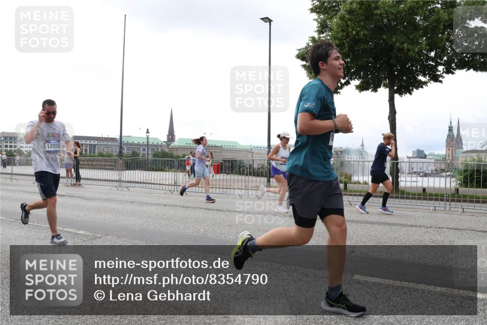29.06.2025 - hella hamburg halbmarathon Lena Gebhardt http://msf.ph/oto/8354790 29.06.2025 10:38:55 Lombardsbrücke 12028, 56, 1232, 1390, 1451, 1721, 1760, 2524, 2534, 2571, 2574, 2576, 2660, 2693, 2893, 2998, 3216, 3307, 3323, 3726, 3745, 3927, 4028, 4139, 4155, 4257, 4259, 4260, 4316, 4320, 4410, 4964, 5085, 5089, 5155, 5617, 5684, 5913, 6062, 6112, 6611, 6695, 6696, 6875, 7117, 7148, 7263, 7371, 7561, 7589, 7692, 7815, 7849, 8367, 8457, 8783, 9446, 9708, 9974, 9977, 10001, 10072, 10315, 10554, 13060 meine-sportfotos.de