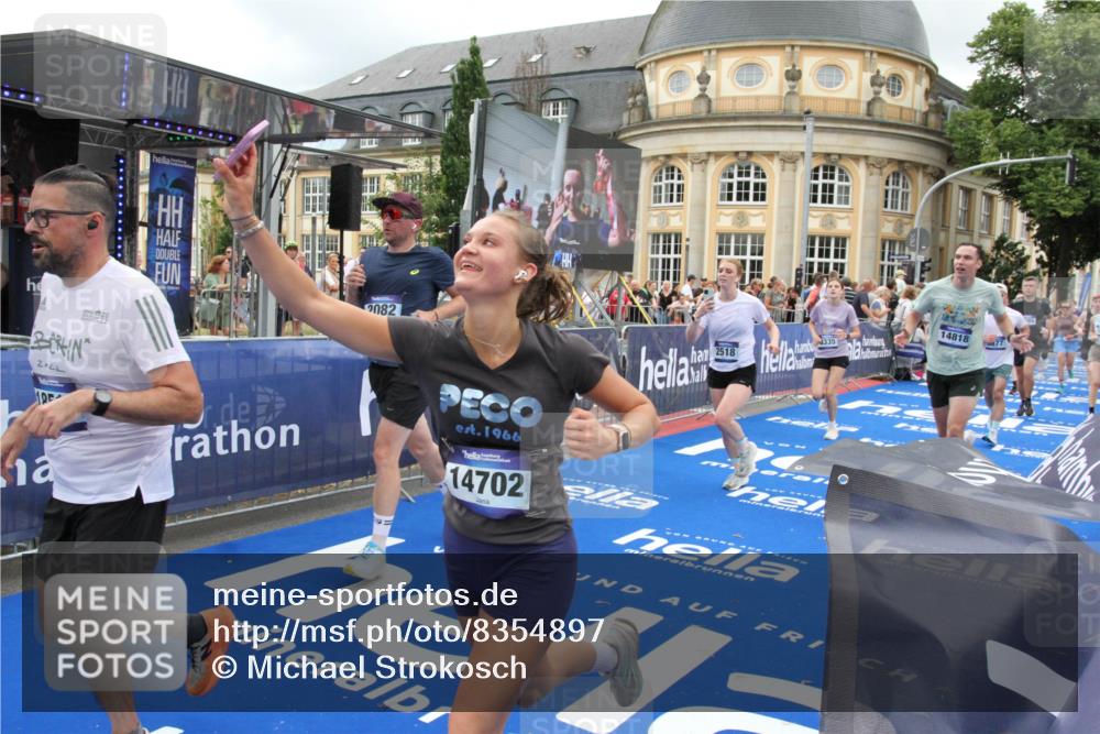 29.06.2025 - hella hamburg halbmarathon Michael Strokosch http://msf.ph/oto/8354897 29.06.2025 10:53:49 Ziel 1422, 2082, 2518, 5399, 5607, 6260, 6877, 7177, 8285, 8335, 9922, 10529, 10895, 11588, 11589, 14702, 14818, 15441, 15502, 17482, 17740, 18249, 18487, 18514, 18759 meine-sportfotos.de