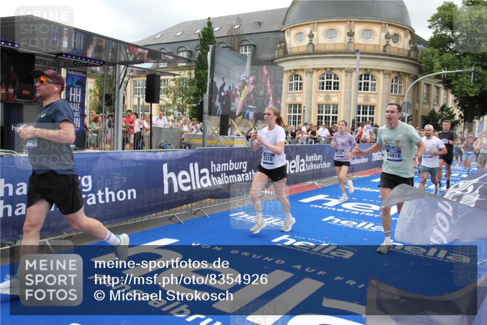29.06.2025 - hella hamburg halbmarathon Michael Strokosch http://msf.ph/oto/8354926 29.06.2025 10:53:50 Ziel 1422, 2082, 2518, 5607, 6260, 6877, 7177, 8285, 8335, 9922, 10529, 10891, 14026, 14702, 14818, 15502, 17482, 17740, 18249, 18487, 18514, 18759 meine-sportfotos.de