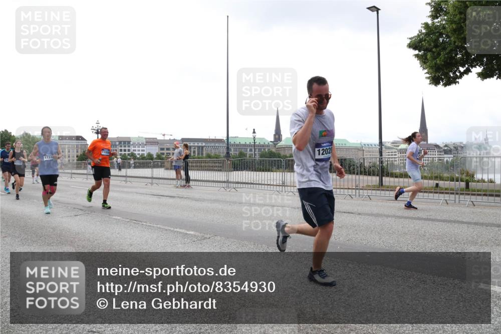 29.06.2025 - hella hamburg halbmarathon Lena Gebhardt http://msf.ph/oto/8354930 29.06.2025 10:38:55 Lombardsbrücke 11059, 17333, 12028, 56, 1232, 1390, 1451, 1721, 1760, 2524, 2534, 2571, 2574, 2576, 2660, 2693, 2893, 2998, 3216, 3307, 3323, 3726, 3745, 3927, 4028, 4139, 4155, 4257, 4259, 4260, 4316, 4320, 4410, 4964, 5085, 5089, 5155, 5617, 5684, 5913, 6062, 6112, 6611, 6695, 6696, 6875, 7117, 7148, 7263, 7371, 7561, 7589, 7692, 7815, 7849, 8367, 8457, 8783, 9446, 9708, 9974, 9977, 10001, 10072, 10315, 10554, 13060 meine-sportfotos.de