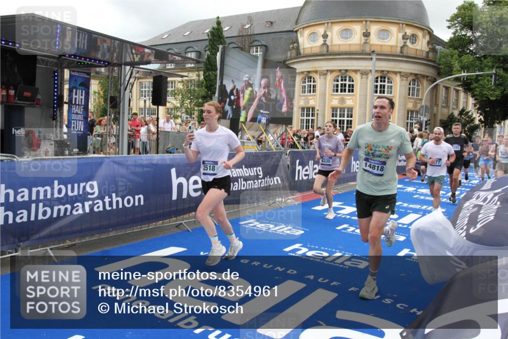 29.06.2025 - hella hamburg halbmarathon Michael Strokosch http://msf.ph/oto/8354961 29.06.2025 10:53:50 Ziel 1422, 2082, 2518, 5607, 6260, 6877, 7177, 8285, 8335, 9922, 10529, 10891, 14026, 14702, 14818, 15502, 17482, 17740, 18249, 18487, 18514, 18759 meine-sportfotos.de