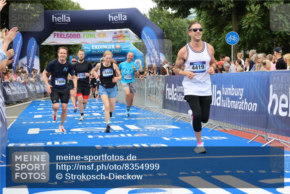 29.06.2025 - hella hamburg halbmarathon Strokosch-Dieckow http://msf.ph/oto/8354999 29.06.2025 10:52:17 Ziel 4140, 4419, 4587, 4837, 5032, 5087, 5482, 6164, 6897, 7896, 9074, 9082, 12135, 13211, 13707, 14300, 15144, 15275, 15446, 16003, 16320, 16591, 17130, 17773, 17997, 18475 meine-sportfotos.de