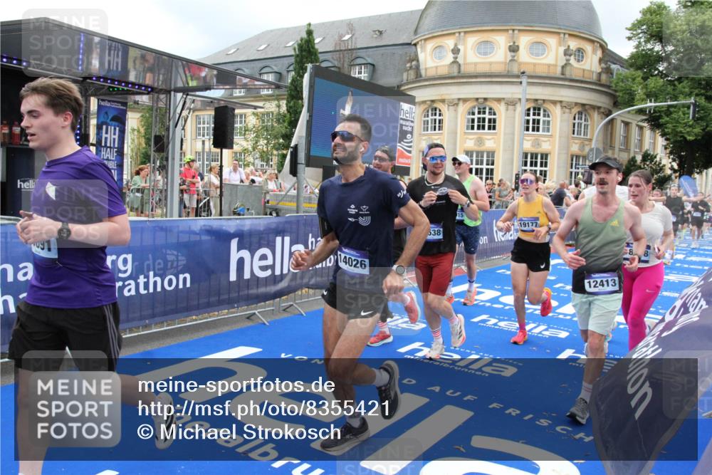29.06.2025 - hella hamburg halbmarathon Michael Strokosch http://msf.ph/oto/8355421 29.06.2025 10:53:57 Ziel 1706, 1870, 2432, 6260, 6481, 7395, 7918, 7973, 9922, 10891, 11789, 12413, 13032, 13869, 14026, 14175, 15502, 16477, 16538, 18418, 18487, 18759, 18831, 18879, 18915, 19177 meine-sportfotos.de