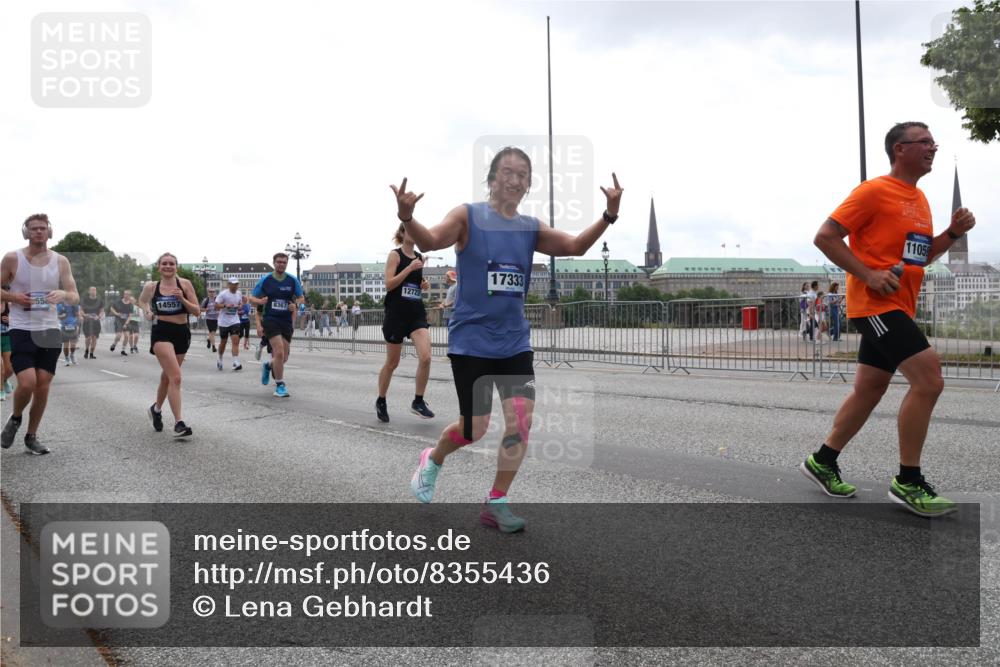 29.06.2025 - hella hamburg halbmarathon Lena Gebhardt http://msf.ph/oto/8355436 29.06.2025 10:38:58 Lombardsbrücke 55, 14557, 8367, 12722, 17333, 11059, 56, 1232, 1390, 1451, 1721, 1760, 2524, 2534, 2571, 2574, 2576, 2660, 2693, 2893, 2998, 3216, 3307, 3323, 3726, 3745, 3927, 4028, 4257, 4259, 4260, 4316, 4320, 4410, 4523, 4659, 4964, 5617, 5684, 5913, 6062, 6112, 6611, 6695, 6696, 6875, 7148, 7263, 7341, 7371, 7506, 7561, 7589, 7692, 7815, 7849, 8243, 8367, 8457, 8783, 9420, 9446, 9708, 9974, 9977, 10001, 10072, 10315, 10516, 10554, 13060 meine-sportfotos.de