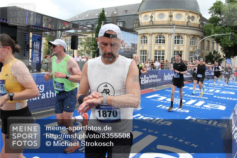 29.06.2025 - hella hamburg halbmarathon Michael Strokosch http://msf.ph/oto/8355508 29.06.2025 10:53:59 Ziel 1706, 1815, 1870, 2432, 3096, 6374, 6481, 7395, 7918, 7973, 8394, 10891, 11789, 12413, 13032, 13869, 14026, 14175, 16477, 16538, 18418, 18831, 18879, 18915, 19177 meine-sportfotos.de