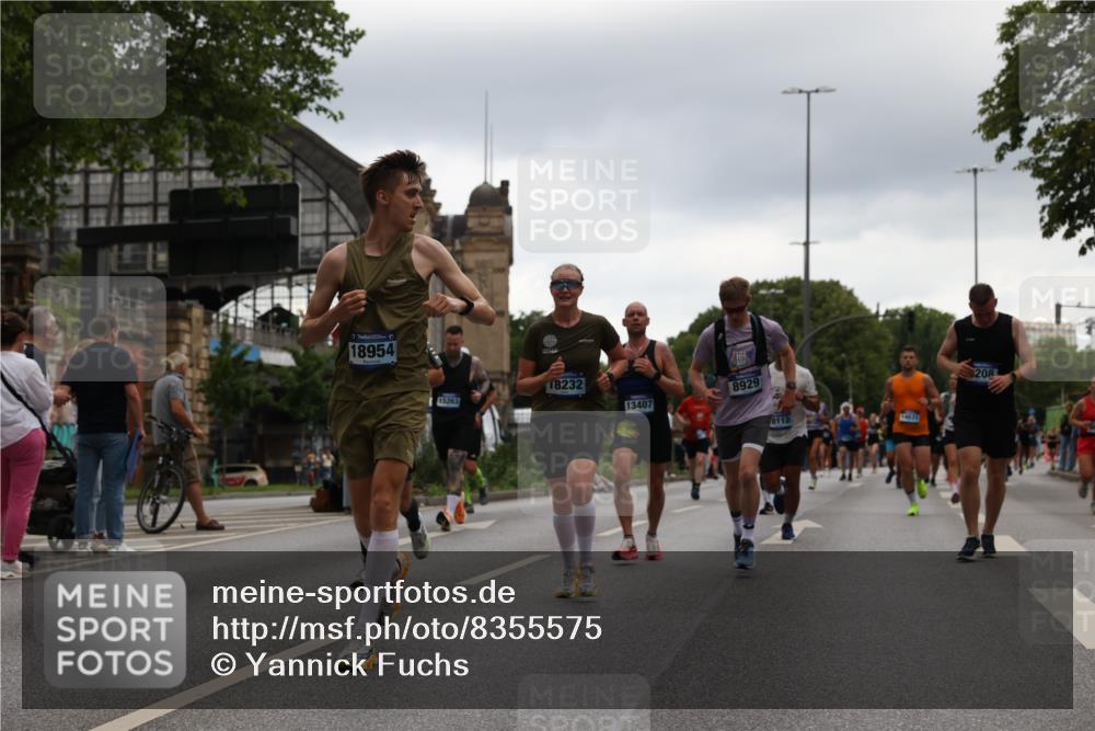 29.06.2025 - hella hamburg halbmarathon Yannick Fuchs http://msf.ph/oto/8355575 29.06.2025 10:52:59 20KM 1285, 1642, 1946, 1951, 2006, 2027, 2584, 2677, 2855, 2957, 2978, 3181, 3983, 4088, 4592, 5084, 5347, 5633, 6202, 6208, 6636, 6860, 6997, 7223, 7476, 8290, 8392, 8929, 9156, 9353, 9655, 10036, 10759, 10915, 10943, 12633, 13407, 14375, 14631, 14914, 15240, 15263, 15824, 16160, 16206, 16341, 16563, 16922, 16924, 17017, 17346, 17782, 17810, 17852, 17931, 18112, 18153, 18232, 18266, 18327, 18556, 18730, 18954 meine-sportfotos.de