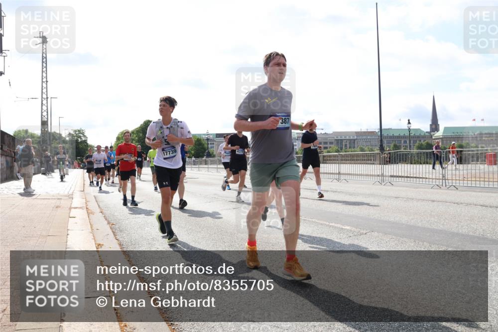 29.06.2025 - hella hamburg halbmarathon Lena Gebhardt http://msf.ph/oto/8355705 29.06.2025 10:01:22 Lombardsbrücke 17739, 4370, 387, 1130, 1329, 1387, 1420, 1722, 1724, 1726, 2006, 2091, 2167, 2354, 2363, 2490, 2591, 2936, 3199, 3425, 3625, 3663, 3740, 4068, 4238, 4249, 4319, 4322, 4370, 4649, 4663, 4708, 5547, 5570, 5675, 5870, 6087, 6147, 6281, 0000, 6302, 6487, 6531, 6591, 6835, 6921, 6924, 7287, 7658, 7757, 7759, 7761, 7846, 8030, 8045, 8046, 8191, 8255, 8326, 8392, 8691, 8822, 8926, 9932, 10188, 10271, 10281, 10301, 10383, 10576, 10915, 11043, 11465 meine-sportfotos.de