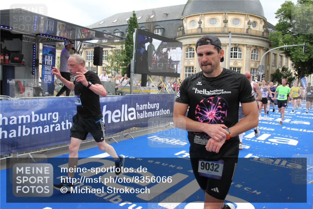29.06.2025 - hella hamburg halbmarathon Michael Strokosch http://msf.ph/oto/8356066 29.06.2025 10:54:09 Ziel 1151, 1410, 3208, 3209, 5638, 6294, 6356, 6581, 8390, 9032, 9791, 11499, 12379, 13397, 13794, 16871, 17348, 18308 meine-sportfotos.de