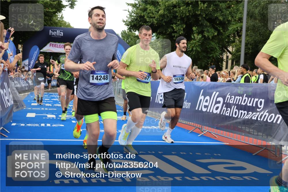 29.06.2025 - hella hamburg halbmarathon Strokosch-Dieckow http://msf.ph/oto/8356204 29.06.2025 10:52:10 Ziel 1482, 2397, 2595, 4419, 4837, 5032, 5087, 5093, 5378, 5482, 6164, 6897, 7732, 7896, 9074, 9082, 12135, 12580, 13726, 14248, 14300, 15275, 15446, 15829, 16003, 16179, 16320, 16591, 16666, 17033, 17130, 18475, 18801 meine-sportfotos.de