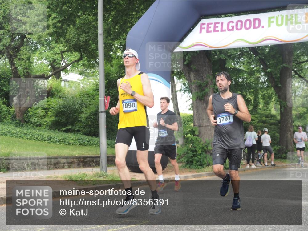 29.06.2025 - hella hamburg halbmarathon KatJ http://msf.ph/oto/8356391 29.06.2025 10:21:56 Zwischen KM18-KM19 1707, 1990, 4679 meine-sportfotos.de