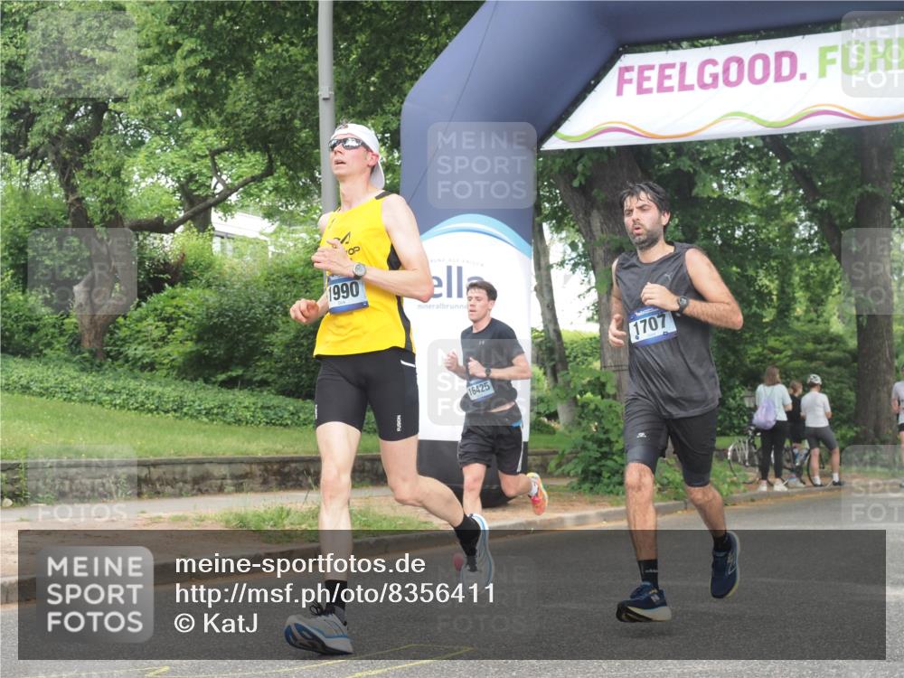 29.06.2025 - hella hamburg halbmarathon KatJ http://msf.ph/oto/8356411 29.06.2025 10:21:56 Zwischen KM18-KM19 1707, 1990, 4679 meine-sportfotos.de