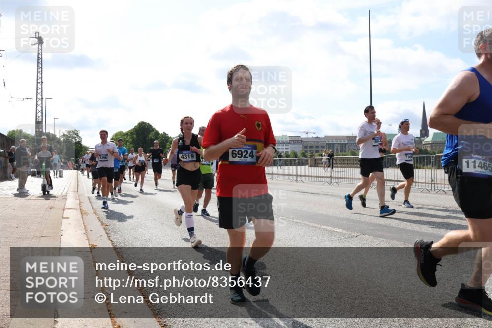 29.06.2025 - hella hamburg halbmarathon Lena Gebhardt http://msf.ph/oto/8356437 29.06.2025 10:01:25 Lombardsbrücke 0000, 47, 4319, 305, 6924, 1903, 11465, 1130, 1329, 1387, 1420, 1653, 1722, 1724, 1726, 1729, 2006, 2091, 2167, 2354, 2363, 2490, 2591, 2936, 2957, 3039, 3199, 3425, 3625, 3663, 3740, 4068, 4238, 4249, 4319, 4322, 4370, 4649, 4663, 4708, 5547, 5570, 5675, 6087, 6147, 6281, 0000, 6302, 6487, 6531, 6591, 6835, 6921, 6924, 7287, 7658, 7757, 7759, 7846, 8030, 8045, 8046, 8191, 8326, 8392, 8578, 8691, 8822, 8926, 9932, 10188, 10281, 10301, 10383, 10576, 10915, 11043, 11465 meine-sportfotos.de