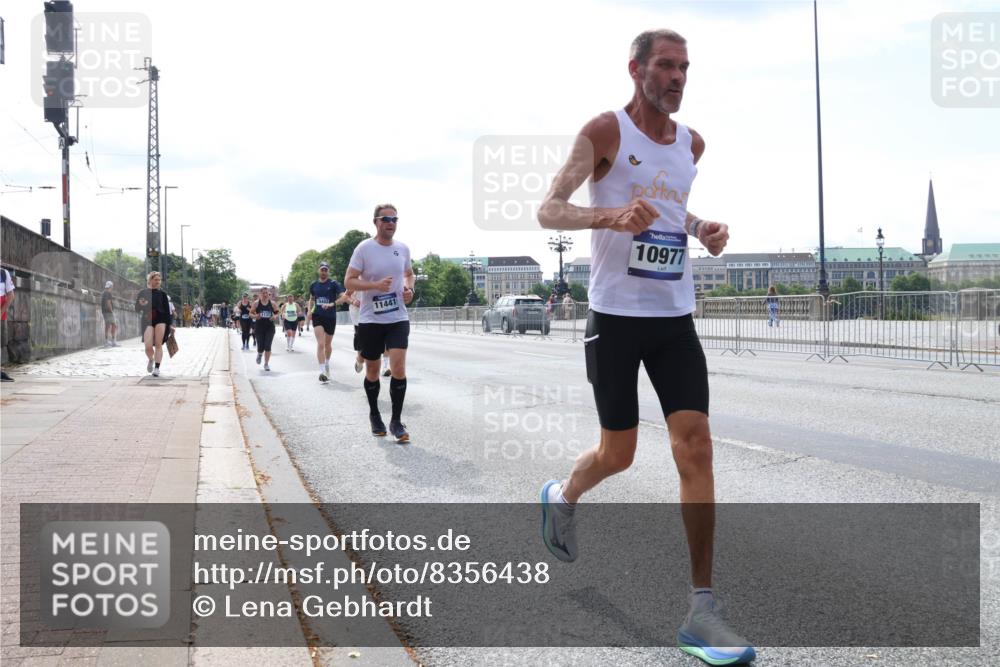 29.06.2025 - hella hamburg halbmarathon Lena Gebhardt http://msf.ph/oto/8356438 29.06.2025 10:13:55 Lombardsbrücke 11441, 10977, 1131, 1194, 1480, 1890, 2055, 2359, 2721, 2904, 2987, 4001, 4032, 4795, 4950, 4962, 5232, 5546, 5631, 5719, 6026, 6287, 6710, 6717, 6724, 7446, 7447, 7462, 7913, 8057, 8279, 8673, 9128, 9612, 9631, 9886, 10442, 10443, 10977, 11441, 11987, 12313, 12797, 12928, 12929, 12938, 13331, 13788, 13928, 15085, 15482, 15663, 15721, 15722, 15840, 16491, 17439, 17472, 17985, 18041, 18222, 18231, 18236, 18239 meine-sportfotos.de