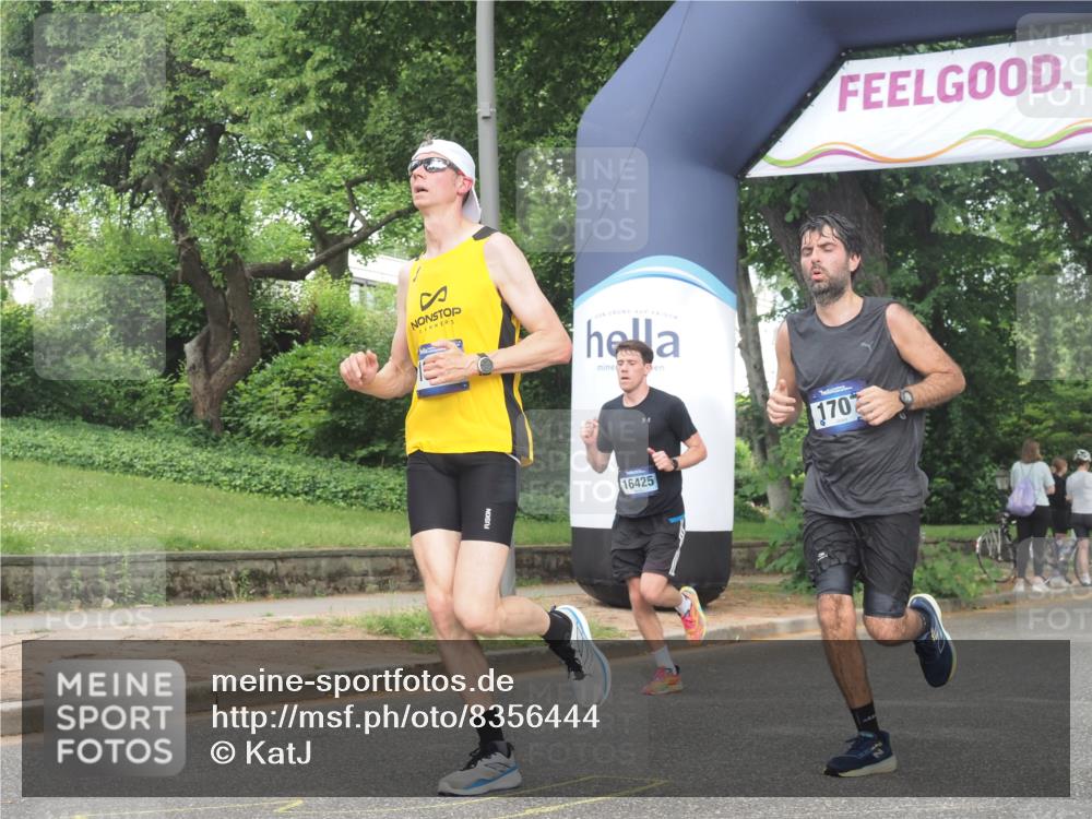 29.06.2025 - hella hamburg halbmarathon KatJ http://msf.ph/oto/8356444 29.06.2025 10:21:56 Zwischen KM18-KM19 1707, 1990, 4679 meine-sportfotos.de