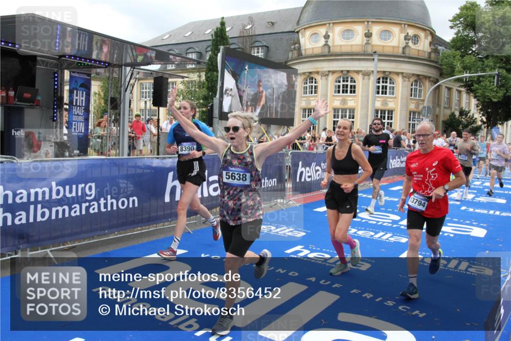 29.06.2025 - hella hamburg halbmarathon Michael Strokosch http://msf.ph/oto/8356452 29.06.2025 10:54:15 Ziel 3103, 3177, 3861, 3898, 5638, 6082, 6084, 6294, 6443, 6581, 7274, 8390, 9791, 12213, 13033, 13397, 13794, 15169, 15524, 16527, 16780, 16871 meine-sportfotos.de