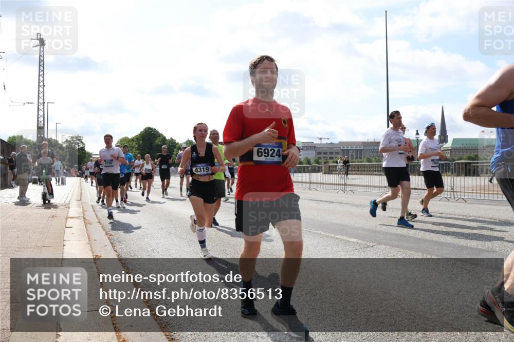 29.06.2025 - hella hamburg halbmarathon Lena Gebhardt http://msf.ph/oto/8356513 29.06.2025 10:01:25 Lombardsbrücke 0000, 7287, 4319, 6924, 1130, 1329, 1387, 1420, 1653, 1722, 1724, 1726, 1729, 2006, 2091, 2167, 2354, 2363, 2490, 2591, 2936, 2957, 3039, 3199, 3425, 3625, 3663, 3740, 4068, 4238, 4249, 4319, 4322, 4370, 4649, 4663, 4708, 5547, 5570, 5675, 6087, 6147, 6281, 0000, 6302, 6487, 6531, 6591, 6835, 6921, 6924, 7287, 7658, 7757, 7759, 7846, 8030, 8045, 8046, 8191, 8326, 8392, 8578, 8691, 8822, 8926, 9932, 10188, 10281, 10301, 10383, 10576, 10915, 11043, 11465 meine-sportfotos.de