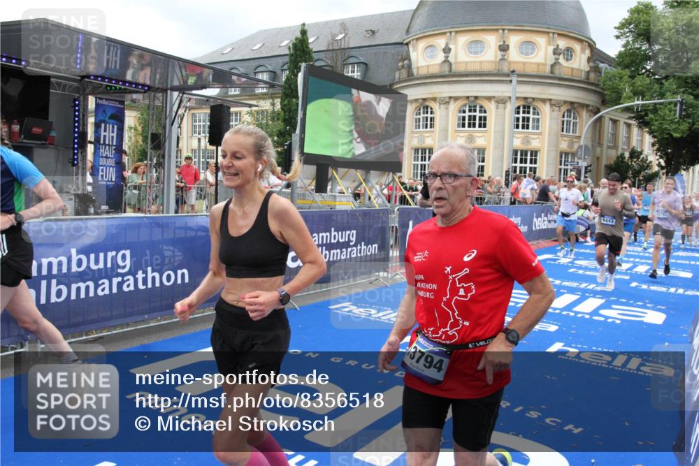 29.06.2025 - hella hamburg halbmarathon Michael Strokosch http://msf.ph/oto/8356518 29.06.2025 10:54:16 Ziel 3103, 3177, 3861, 3898, 5638, 6082, 6084, 6294, 6443, 7274, 8223, 8390, 9791, 12213, 13033, 13397, 13794, 15169, 15524, 16527, 16780, 17087 meine-sportfotos.de