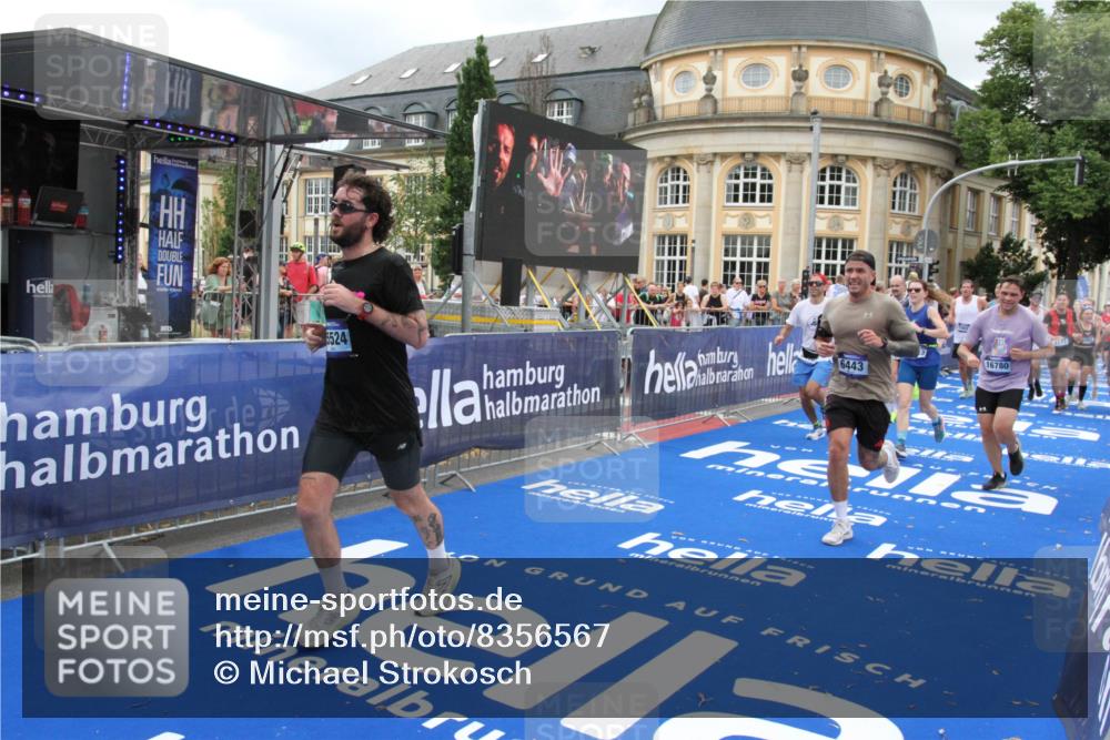29.06.2025 - hella hamburg halbmarathon Michael Strokosch http://msf.ph/oto/8356567 29.06.2025 10:54:17 Ziel 3103, 3177, 3861, 3898, 5638, 6082, 6084, 6443, 7274, 8223, 8390, 9791, 11430, 12213, 13033, 13794, 13803, 15169, 15524, 16527, 16780, 17087 meine-sportfotos.de