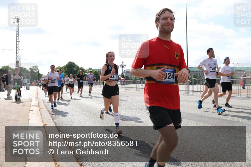 29.06.2025 - hella hamburg halbmarathon Lena Gebhardt http://msf.ph/oto/8356581 29.06.2025 10:01:25 Lombardsbrücke 3425, 4319, 0000, 24, 19003, 1130, 1329, 1387, 1420, 1653, 1722, 1724, 1726, 1729, 2006, 2091, 2167, 2354, 2363, 2490, 2591, 2936, 2957, 3039, 3199, 3425, 3625, 3663, 3740, 4068, 4238, 4249, 4319, 4322, 4370, 4649, 4663, 4708, 5547, 5570, 5675, 6087, 6147, 6281, 0000, 6302, 6487, 6531, 6591, 6835, 6921, 6924, 7287, 7658, 7757, 7759, 7846, 8030, 8045, 8046, 8191, 8326, 8392, 8578, 8691, 8822, 8926, 9932, 10188, 10281, 10301, 10383, 10576, 10915, 11043, 11465 meine-sportfotos.de