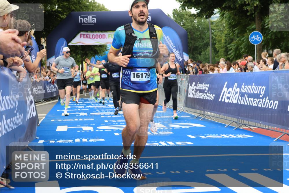 29.06.2025 - hella hamburg halbmarathon Strokosch-Dieckow http://msf.ph/oto/8356641 29.06.2025 10:52:03 Ziel 1482, 2397, 2595, 4033, 5093, 5336, 5378, 6390, 6897, 7130, 7409, 7724, 7732, 8413, 8977, 9082, 10057, 12580, 13726, 14248, 15356, 15506, 15829, 16179, 16320, 16666, 17033, 17978, 18801, 18869 meine-sportfotos.de
