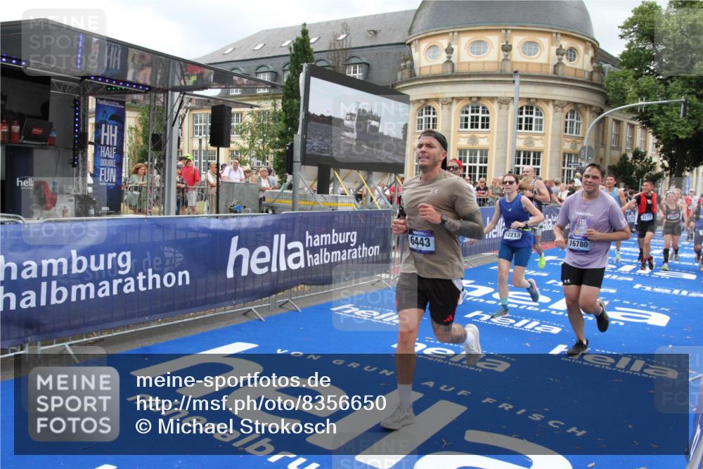 29.06.2025 - hella hamburg halbmarathon Michael Strokosch http://msf.ph/oto/8356650 29.06.2025 10:54:17 Ziel 3103, 3177, 3861, 3898, 5638, 6082, 6084, 6443, 7274, 8223, 8390, 9791, 11430, 12213, 13033, 13794, 13803, 15169, 15524, 16527, 16780, 17087 meine-sportfotos.de