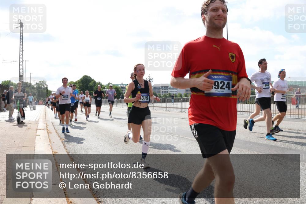 29.06.2025 - hella hamburg halbmarathon Lena Gebhardt http://msf.ph/oto/8356658 29.06.2025 10:01:25 Lombardsbrücke 0000, 3425, 319, 924, 1900, 1130, 1329, 1387, 1420, 1653, 1722, 1724, 1726, 1729, 2006, 2091, 2167, 2354, 2363, 2490, 2591, 2936, 2957, 3039, 3199, 3425, 3625, 3663, 3740, 4068, 4238, 4249, 4319, 4322, 4370, 4649, 4663, 4708, 5547, 5570, 5675, 6087, 6147, 6281, 0000, 6302, 6487, 6531, 6591, 6835, 6921, 6924, 7287, 7658, 7757, 7759, 7846, 8030, 8045, 8046, 8191, 8326, 8392, 8578, 8691, 8822, 8926, 9932, 10188, 10281, 10301, 10383, 10576, 10915, 11043, 11465 meine-sportfotos.de