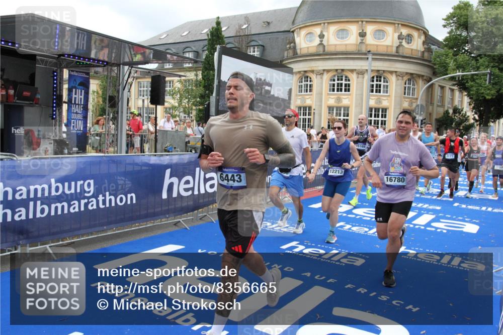 29.06.2025 - hella hamburg halbmarathon Michael Strokosch http://msf.ph/oto/8356665 29.06.2025 10:54:18 Ziel 3103, 3177, 3861, 3898, 6082, 6084, 6443, 7274, 8223, 9791, 11430, 12213, 13033, 13794, 13803, 15169, 15524, 16527, 16574, 16750, 16780, 17087 meine-sportfotos.de