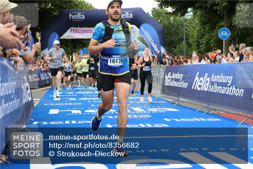 29.06.2025 - hella hamburg halbmarathon Strokosch-Dieckow http://msf.ph/oto/8356682 29.06.2025 10:52:03 Ziel 1482, 2397, 2595, 4033, 5093, 5336, 5378, 6390, 6897, 7130, 7409, 7724, 7732, 8413, 8977, 9082, 10057, 12580, 13726, 14248, 15356, 15506, 15829, 16179, 16320, 16666, 17033, 17978, 18801, 18869 meine-sportfotos.de
