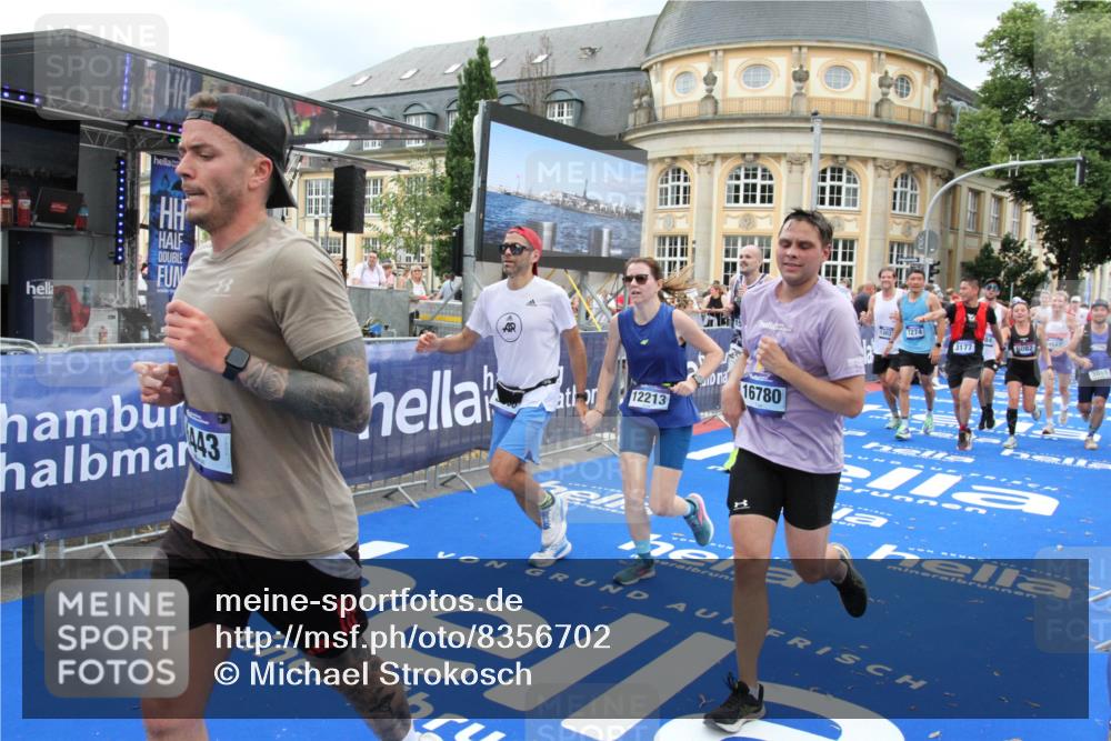 29.06.2025 - hella hamburg halbmarathon Michael Strokosch http://msf.ph/oto/8356702 29.06.2025 10:54:18 Ziel 3103, 3177, 3861, 3898, 6082, 6084, 6443, 7274, 8223, 9791, 11430, 12213, 13033, 13794, 13803, 15169, 15524, 16527, 16574, 16750, 16780, 17087 meine-sportfotos.de