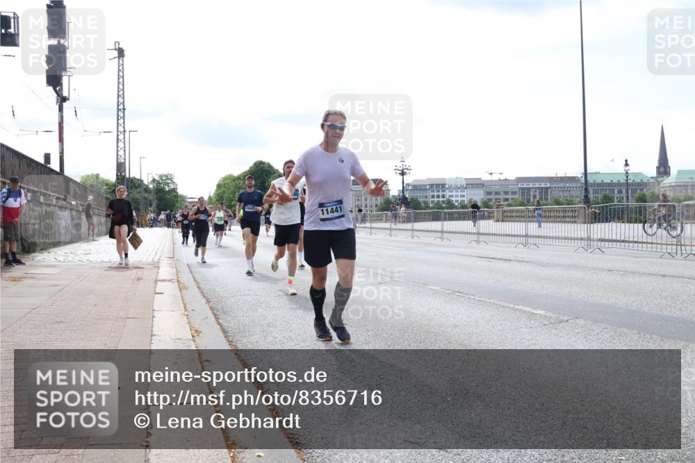 29.06.2025 - hella hamburg halbmarathon Lena Gebhardt http://msf.ph/oto/8356716 29.06.2025 10:13:55 Lombardsbrücke 1044, 11441, 1131, 1194, 1480, 1890, 2055, 2359, 2721, 2904, 2987, 4001, 4032, 4795, 4950, 4962, 5232, 5546, 5631, 5719, 6026, 6287, 6710, 6717, 6724, 7446, 7447, 7462, 7913, 8057, 8279, 8673, 9128, 9612, 9631, 9886, 10442, 10443, 10977, 11441, 11987, 12313, 12797, 12928, 12929, 12938, 13331, 13788, 13928, 15085, 15482, 15663, 15721, 15722, 15840, 16491, 17439, 17472, 17985, 18041, 18222, 18231, 18236, 18239 meine-sportfotos.de