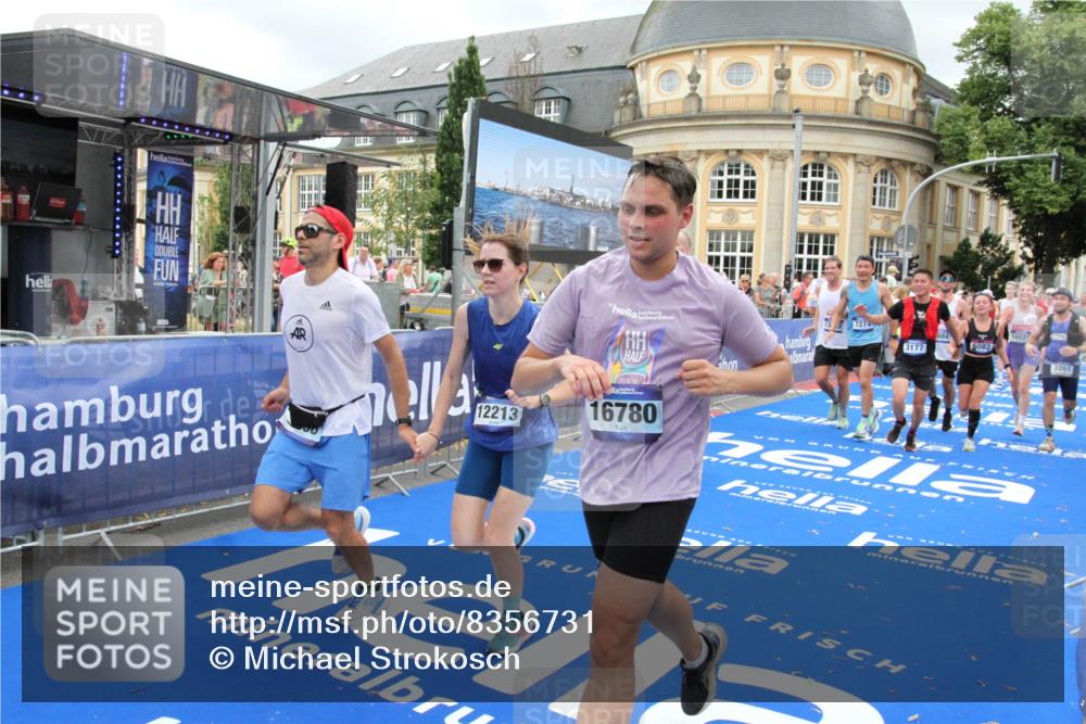 29.06.2025 - hella hamburg halbmarathon Michael Strokosch http://msf.ph/oto/8356731 29.06.2025 10:54:18 Ziel 3103, 3177, 3861, 3898, 6082, 6084, 6443, 7274, 8223, 9791, 11430, 12213, 13033, 13794, 13803, 15169, 15524, 16527, 16574, 16750, 16780, 17087 meine-sportfotos.de
