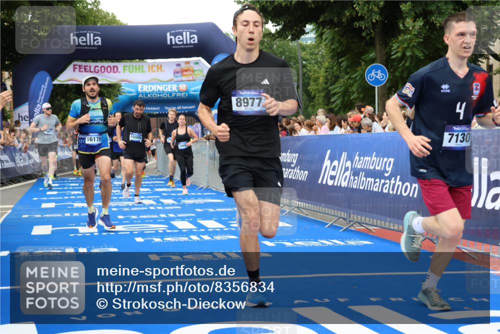 29.06.2025 - hella hamburg halbmarathon Strokosch-Dieckow http://msf.ph/oto/8356834 29.06.2025 10:52:02 Ziel 1482, 2397, 2595, 4033, 5093, 5336, 5378, 6390, 7130, 7409, 7724, 7732, 8413, 8977, 10057, 12580, 13726, 14248, 15356, 15506, 15829, 16179, 16666, 17033, 17978, 18801, 18869 meine-sportfotos.de