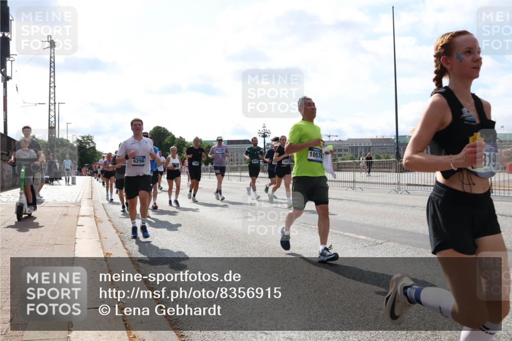 29.06.2025 - hella hamburg halbmarathon Lena Gebhardt http://msf.ph/oto/8356915 29.06.2025 10:01:26 Lombardsbrücke 0000, 7287, 3425, 10576, 319, 1130, 1329, 1387, 1420, 1464, 1653, 1722, 1724, 1726, 1729, 2006, 2091, 2167, 2354, 2363, 2490, 2591, 2806, 2936, 2957, 3039, 3199, 3425, 3625, 3663, 3740, 4068, 4238, 4249, 4319, 4322, 4370, 4649, 4663, 4708, 5547, 5570, 5675, 6087, 6147, 6281, 0000, 6302, 6487, 6531, 6591, 6835, 6921, 6924, 7287, 7658, 7846, 8030, 8045, 8046, 8191, 8392, 8578, 8691, 8822, 8926, 9932, 10188, 10281, 10301, 10383, 10576, 10915, 11043, 11465 meine-sportfotos.de