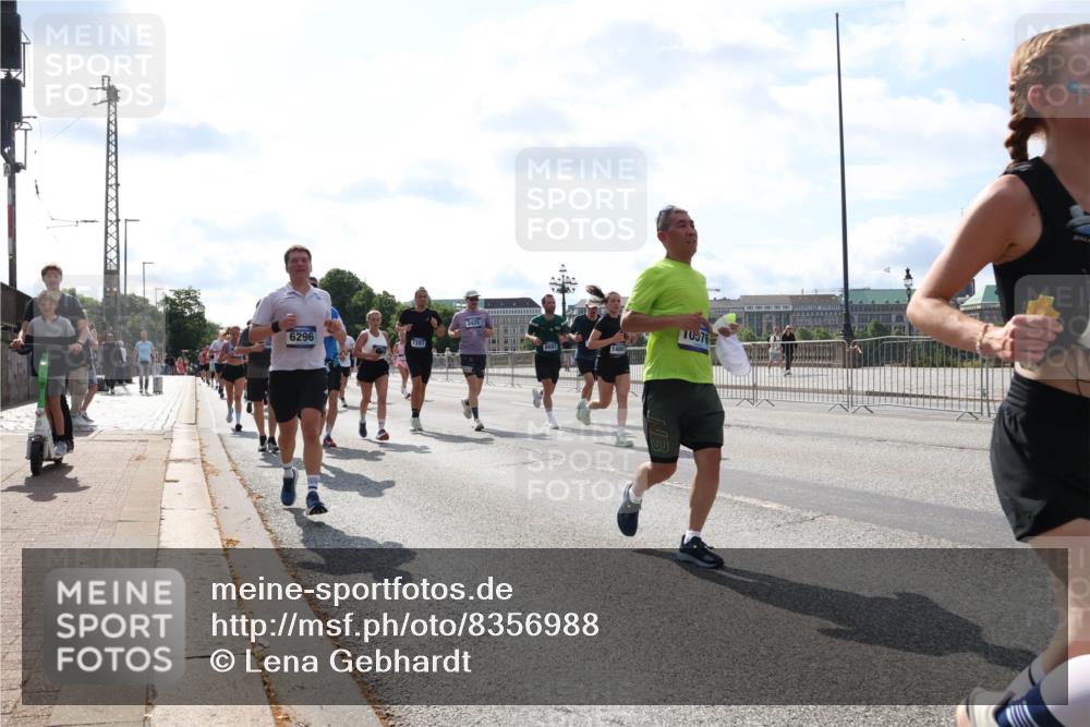 29.06.2025 - hella hamburg halbmarathon Lena Gebhardt http://msf.ph/oto/8356988 29.06.2025 10:01:26 Lombardsbrücke 0000, 7287, 3425, 10376, 1130, 1329, 1387, 1420, 1464, 1653, 1722, 1724, 1726, 1729, 2006, 2091, 2167, 2354, 2363, 2490, 2591, 2806, 2936, 2957, 3039, 3199, 3425, 3625, 3663, 3740, 4068, 4238, 4249, 4319, 4322, 4370, 4649, 4663, 4708, 5547, 5570, 5675, 6087, 6147, 6281, 0000, 6302, 6487, 6531, 6591, 6835, 6921, 6924, 7287, 7658, 7846, 8030, 8045, 8046, 8191, 8392, 8578, 8691, 8822, 8926, 9932, 10188, 10281, 10301, 10383, 10576, 10915, 11043, 11465 meine-sportfotos.de