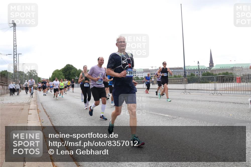 29.06.2025 - hella hamburg halbmarathon Lena Gebhardt http://msf.ph/oto/8357012 29.06.2025 10:39:02 Lombardsbrücke 4257, 3307, 1390, 56, 1232, 1390, 1451, 1760, 1856, 2092, 2524, 2534, 2571, 2574, 2576, 2660, 2693, 2843, 2893, 2998, 3216, 3275, 3307, 3323, 3726, 3727, 3745, 3927, 4028, 4257, 4259, 4260, 4316, 4320, 4410, 4523, 4659, 4882, 4964, 5913, 6062, 6112, 6611, 6695, 6696, 6875, 7148, 7263, 7341, 7506, 7589, 7815, 7849, 8243, 8367, 8457, 8783, 9420, 9446, 9708, 9974, 9977, 10001, 10072, 10315, 10516, 10554, 13060 meine-sportfotos.de
