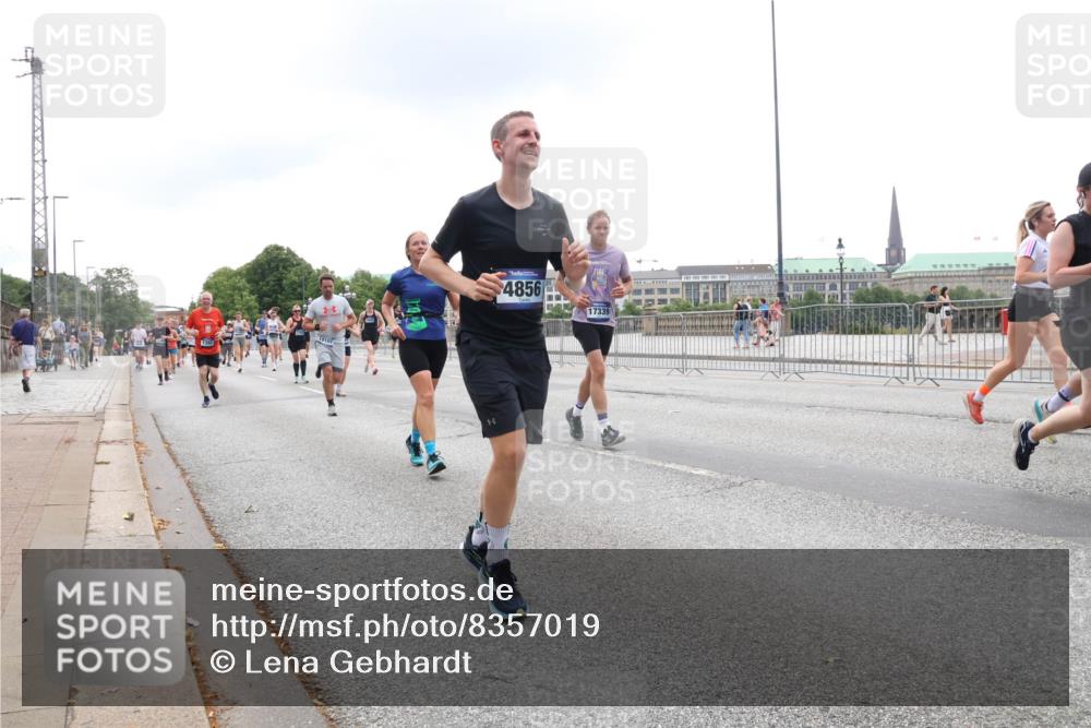 29.06.2025 - hella hamburg halbmarathon Lena Gebhardt http://msf.ph/oto/8357019 29.06.2025 10:48:06 Lombardsbrücke 19101, 4856, 17339, 1045, 1157, 1174, 1175, 1246, 1392, 1618, 1639, 1645, 1701, 1926, 2037, 2163, 2195, 2197, 2418, 2475, 2491, 2545, 2650, 2704, 2756, 2790, 2909, 2958, 3049, 3320, 3468, 3504, 3679, 3933, 4327, 4588, 4856, 5585, 5781, 5886, 5952, 6143, 7240, 7393, 7394, 7427, 7532, 7916, 7970, 8077, 8310, 8521, 8550, 8774, 8948, 9356, 9687, 9696, 9697, 9775, 9921, 10145, 10658, 10777, 10794, 10991, 11548, 11742, 11781, 11802, 11909, 12431 meine-sportfotos.de