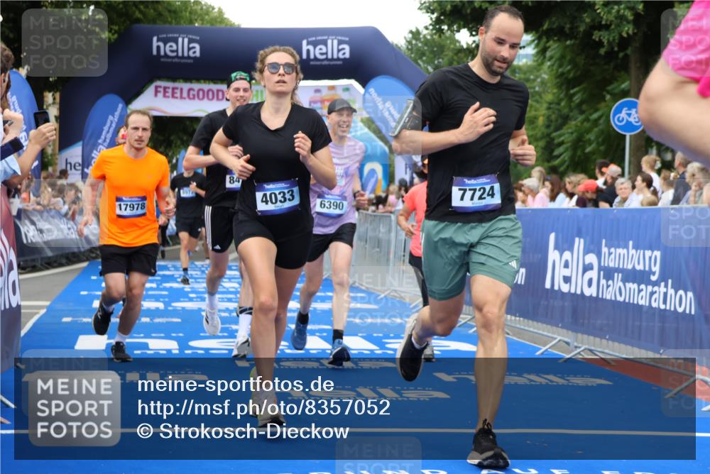 29.06.2025 - hella hamburg halbmarathon Strokosch-Dieckow http://msf.ph/oto/8357052 29.06.2025 10:51:58 Ziel 2818, 2823, 2880, 4033, 4297, 5102, 5336, 6390, 7130, 7409, 7724, 7732, 8413, 8856, 8977, 10057, 13799, 15356, 15506, 15690, 15829, 16179, 16666, 17815, 17962, 17978, 18869 meine-sportfotos.de