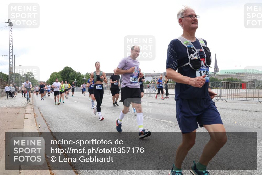 29.06.2025 - hella hamburg halbmarathon Lena Gebhardt http://msf.ph/oto/8357176 29.06.2025 10:39:03 Lombardsbrücke 163, 4257, 1232, 3307, 129, 56, 1232, 1390, 1451, 1760, 1856, 1883, 2092, 2524, 2534, 2571, 2574, 2576, 2660, 2693, 2843, 2893, 2998, 3275, 3307, 3323, 3726, 3727, 3745, 3927, 4028, 4257, 4259, 4260, 4316, 4320, 4410, 4523, 4659, 4882, 4964, 5913, 6062, 6112, 6611, 6695, 6696, 6875, 7148, 7263, 7341, 7506, 7524, 7589, 7815, 7849, 8243, 8367, 8457, 8783, 9393, 9420, 9446, 9708, 9974, 9977, 10001, 10072, 10315, 10516, 10554, 13060 meine-sportfotos.de