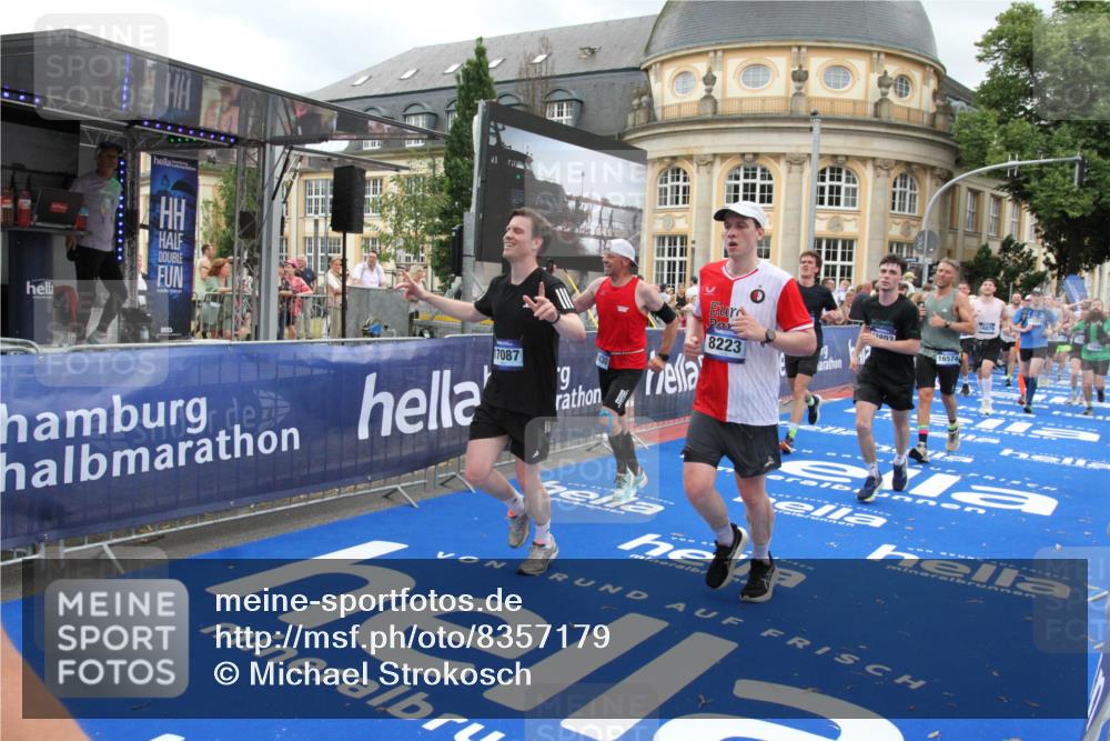 29.06.2025 - hella hamburg halbmarathon Michael Strokosch http://msf.ph/oto/8357179 29.06.2025 10:54:23 Ziel 1267, 1442, 3103, 3177, 3861, 4635, 6082, 6084, 6511, 6512, 7274, 8223, 8772, 11430, 12362, 13033, 13289, 13803, 15946, 16527, 16574, 16750, 16879, 17087, 17698, 18268 meine-sportfotos.de