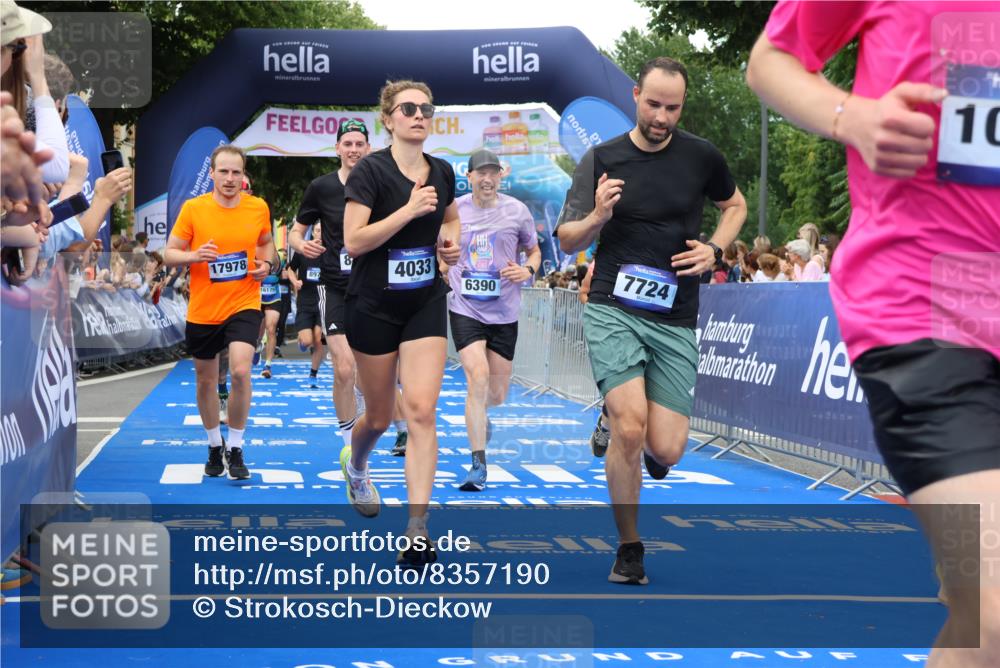 29.06.2025 - hella hamburg halbmarathon Strokosch-Dieckow http://msf.ph/oto/8357190 29.06.2025 10:51:58 Ziel 2818, 2823, 2880, 4033, 4297, 5102, 5336, 6390, 7130, 7409, 7724, 7732, 8413, 8856, 8977, 10057, 13799, 15356, 15506, 15690, 15829, 16179, 16666, 17815, 17962, 17978, 18869 meine-sportfotos.de