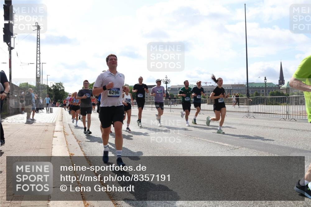 29.06.2025 - hella hamburg halbmarathon Lena Gebhardt http://msf.ph/oto/8357191 29.06.2025 10:01:27 Lombardsbrücke 0000, 17890, 7287, 3425, 8691, 1130, 1329, 1387, 1420, 1464, 1653, 1722, 1724, 1726, 1729, 1940, 2006, 2091, 2167, 2354, 2363, 2490, 2591, 2806, 2936, 2957, 3039, 3199, 3425, 3625, 3663, 4068, 4238, 4249, 4319, 4322, 4370, 4649, 4663, 5547, 5570, 5675, 6087, 6281, 0000, 6302, 6487, 6531, 6591, 6835, 6921, 6924, 7287, 7658, 7846, 8030, 8045, 8046, 8191, 8392, 8578, 8691, 8822, 8926, 9932, 10188, 10281, 10301, 10383, 10576, 10915, 11043, 11465 meine-sportfotos.de