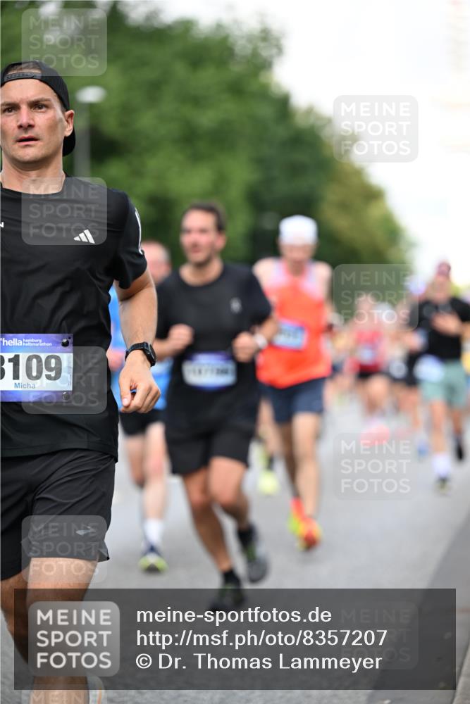 29.06.2025 - hella hamburg halbmarathon Dr. Thomas Lammeyer http://msf.ph/oto/8357207 29.06.2025 09:56:26 Kennedybrücke 1012, 1070, 1220, 1415, 1468, 1613, 1782, 2189, 2233, 3021, 3098, 3109, 3124, 3917, 3928, 4080, 4277, 4497, 4691, 4933, 4981, 5476, 5477, 5682, 6152, 6716, 7005, 7067, 7093, 7191, 7325, 7432, 7451, 7599, 7843, 7865, 7961, 8145, 8467, 8664, 8694, 8722, 9081, 9213, 9538, 9540, 10000, 10099, 10251, 10750, 10796, 10969, 11346 meine-sportfotos.de
