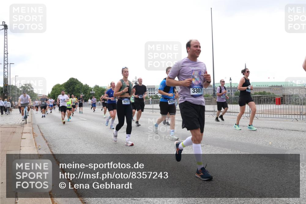 29.06.2025 - hella hamburg halbmarathon Lena Gebhardt http://msf.ph/oto/8357243 29.06.2025 10:39:03 Lombardsbrücke 1715, 4257, 4320, 3307, 2524, 56, 1232, 1390, 1451, 1760, 1856, 1883, 2092, 2524, 2534, 2571, 2574, 2576, 2660, 2693, 2843, 2893, 2998, 3275, 3307, 3323, 3726, 3727, 3745, 3927, 4028, 4257, 4259, 4260, 4316, 4320, 4410, 4523, 4659, 4882, 4964, 5913, 6062, 6112, 6611, 6695, 6696, 6875, 7148, 7263, 7341, 7506, 7524, 7589, 7815, 7849, 8243, 8367, 8457, 8783, 9393, 9420, 9446, 9708, 9974, 9977, 10001, 10072, 10315, 10516, 10554, 13060 meine-sportfotos.de